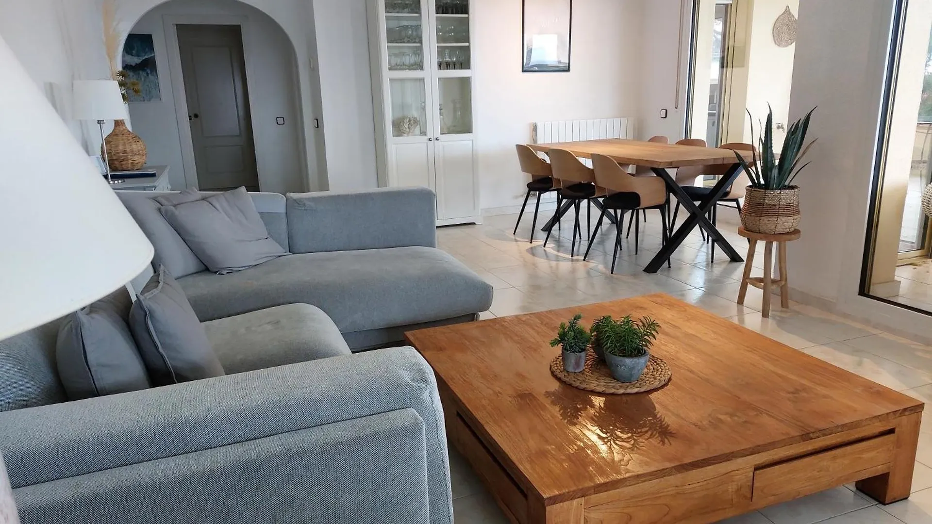 Sea View House With Private Pool And Garden location